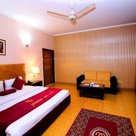 Premier Inn Mall Лахор Экстерьер фото