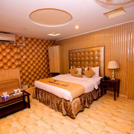 Premier Inn Mall Лахор Экстерьер фото