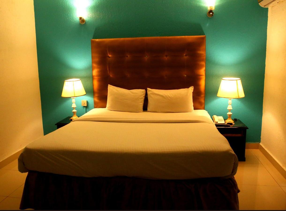 Premier Inn Mall Лахор Экстерьер фото