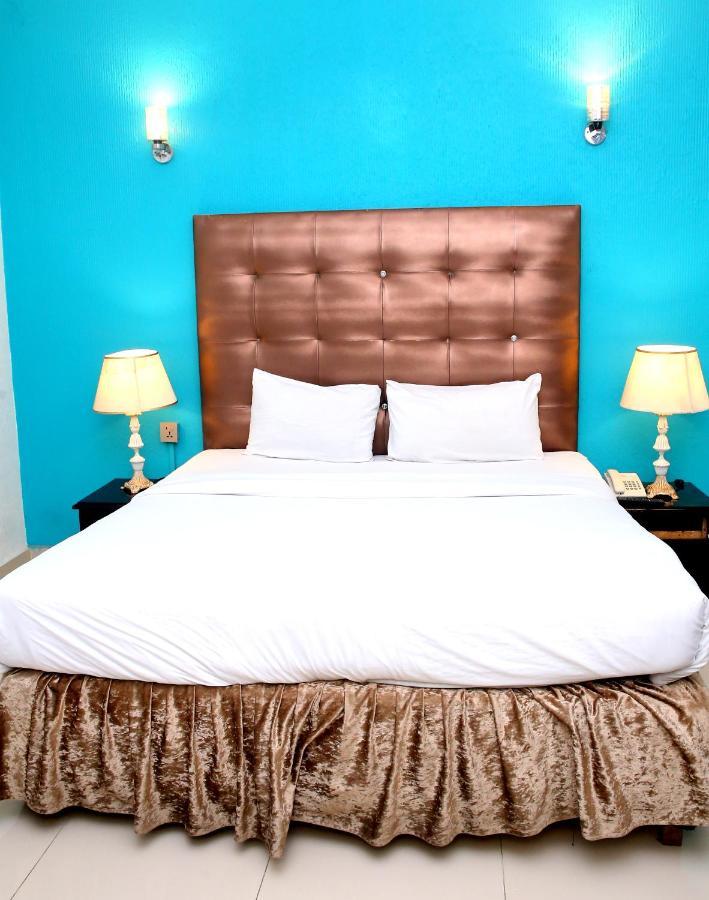 Premier Inn Mall Лахор Экстерьер фото