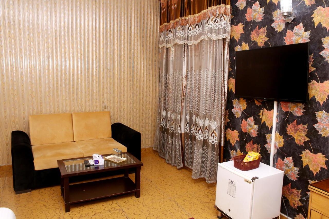 Premier Inn Mall Лахор Экстерьер фото