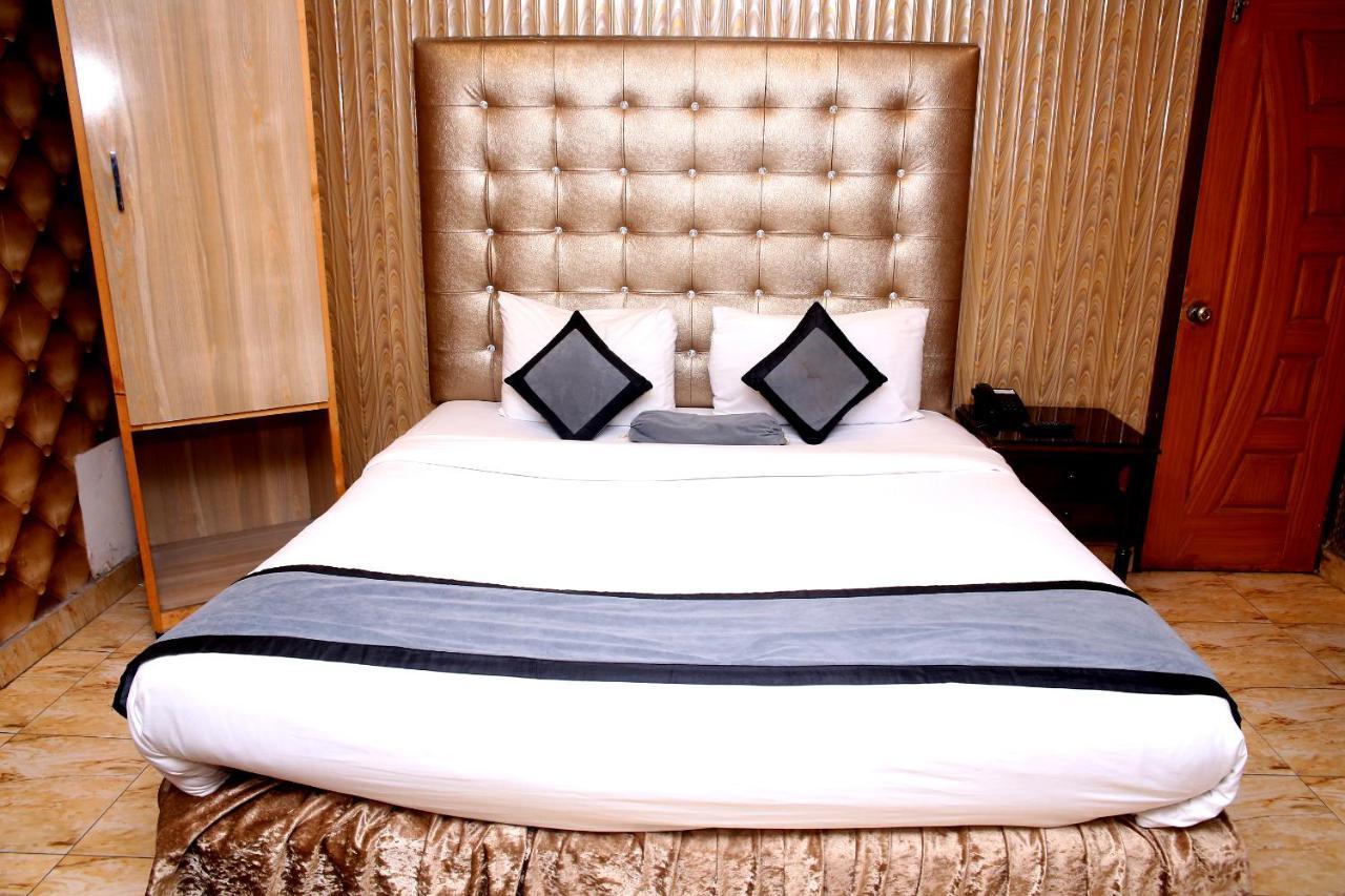 Premier Inn Mall Лахор Экстерьер фото