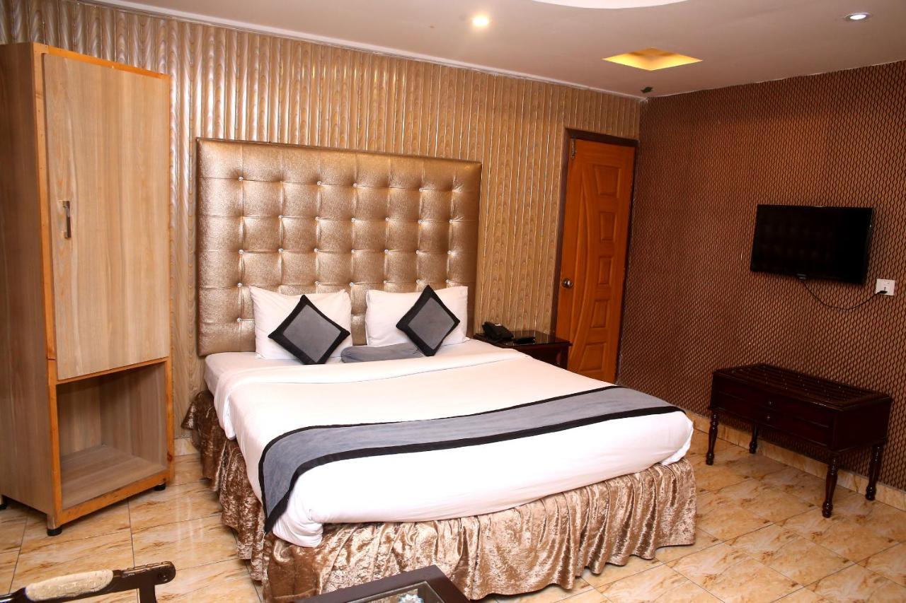 Premier Inn Mall Лахор Экстерьер фото
