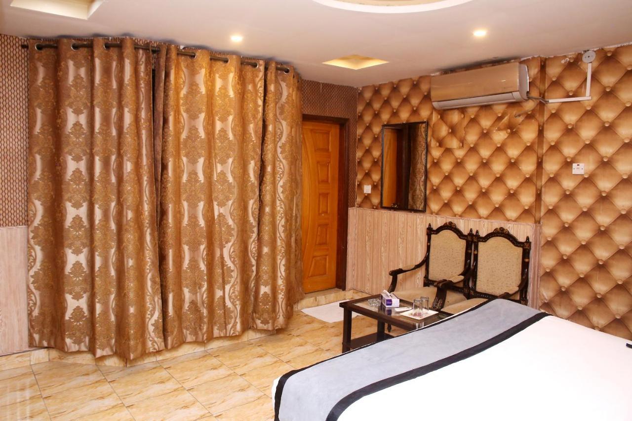 Premier Inn Mall Лахор Экстерьер фото