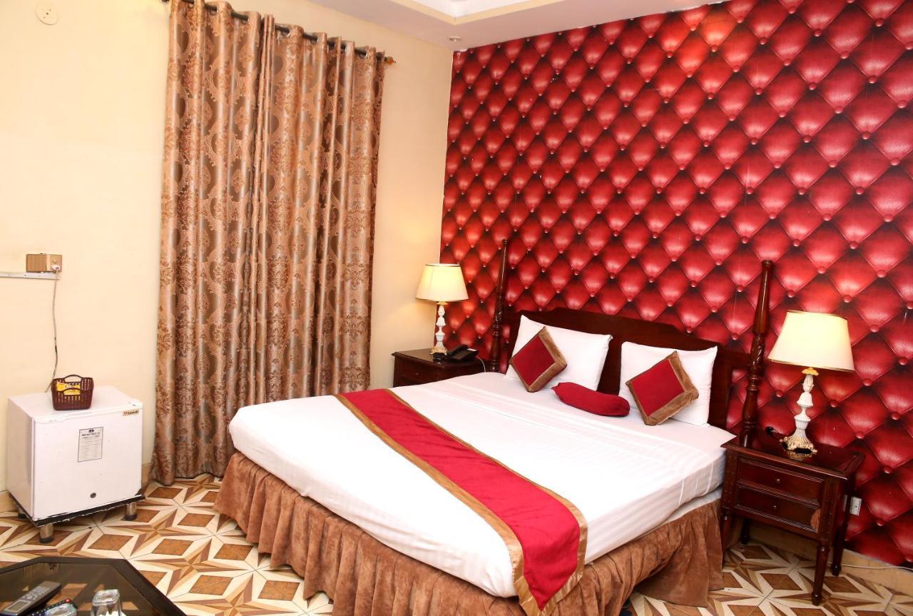Premier Inn Mall Лахор Экстерьер фото
