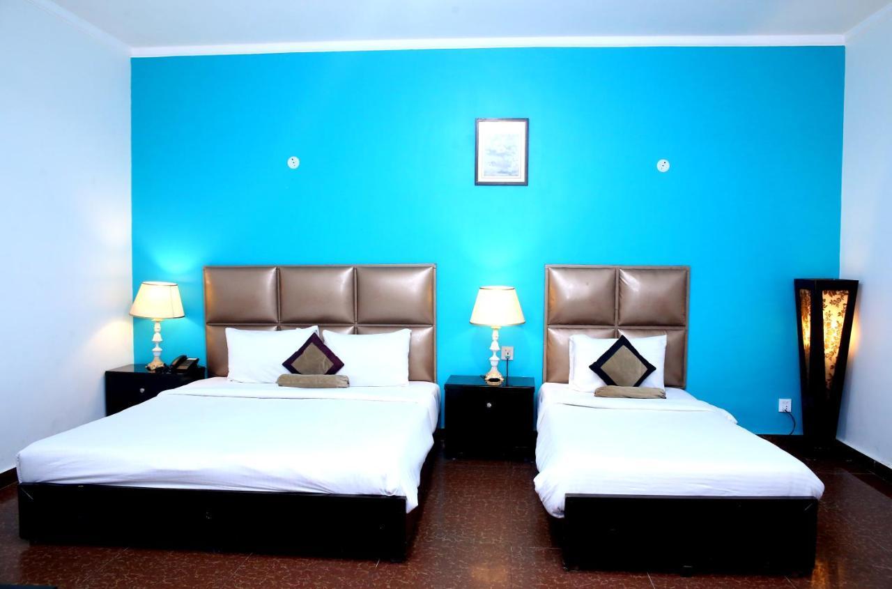 Premier Inn Mall Лахор Экстерьер фото