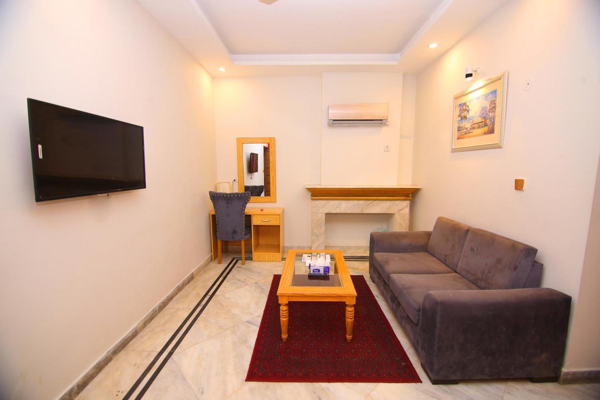 Premier Inn Mall Лахор Экстерьер фото