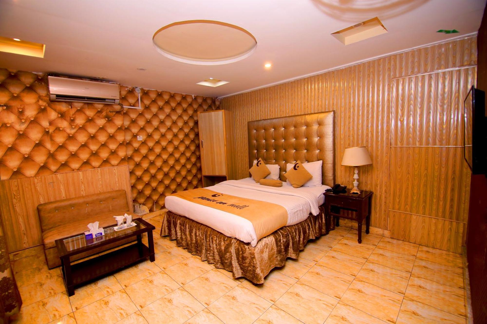 Premier Inn Mall Лахор Экстерьер фото