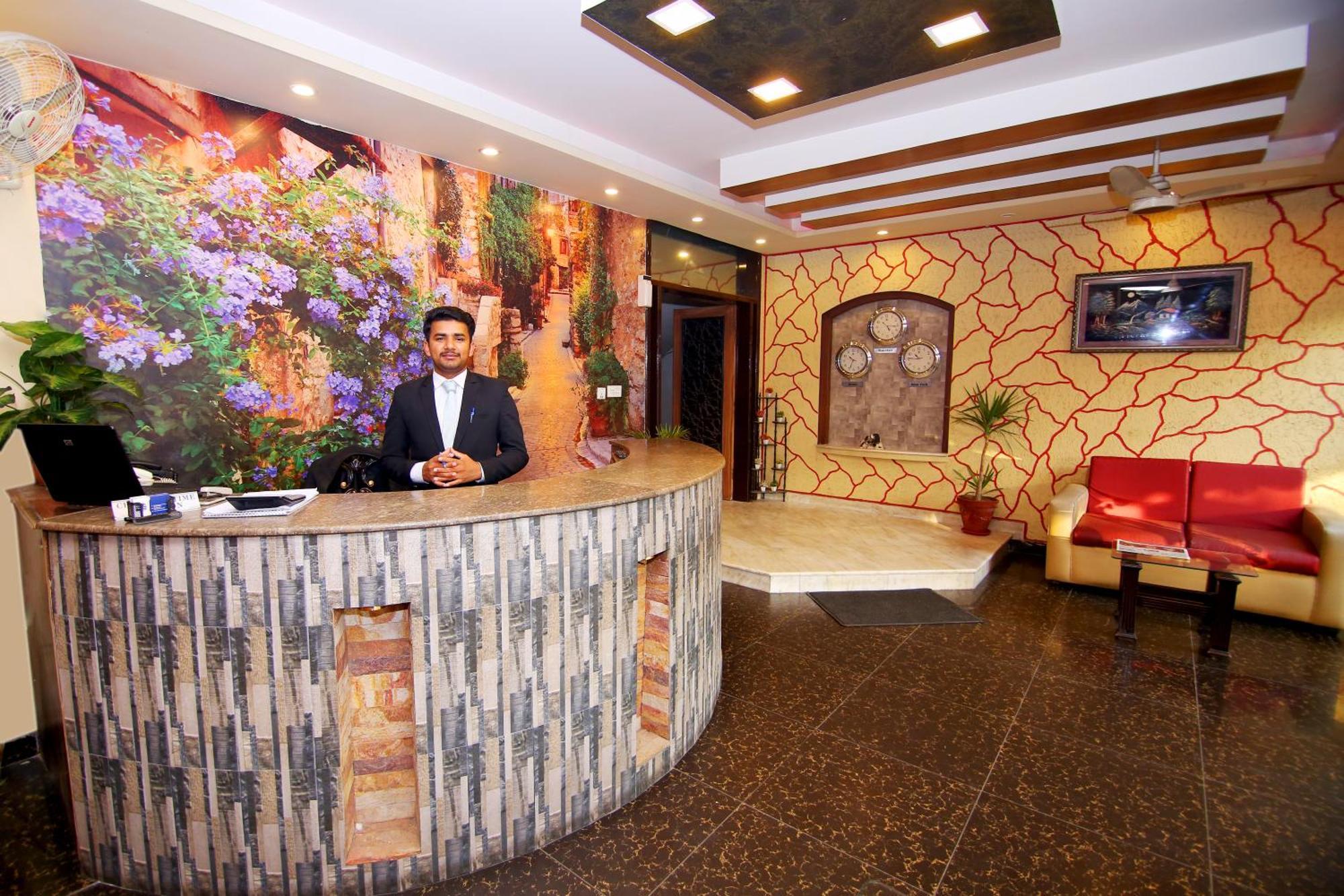 Premier Inn Mall Лахор Экстерьер фото